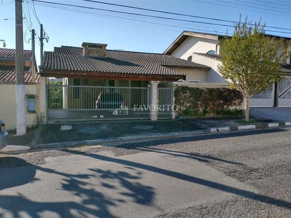 Casa 04 dormitórios à venda em Atibaia/SP