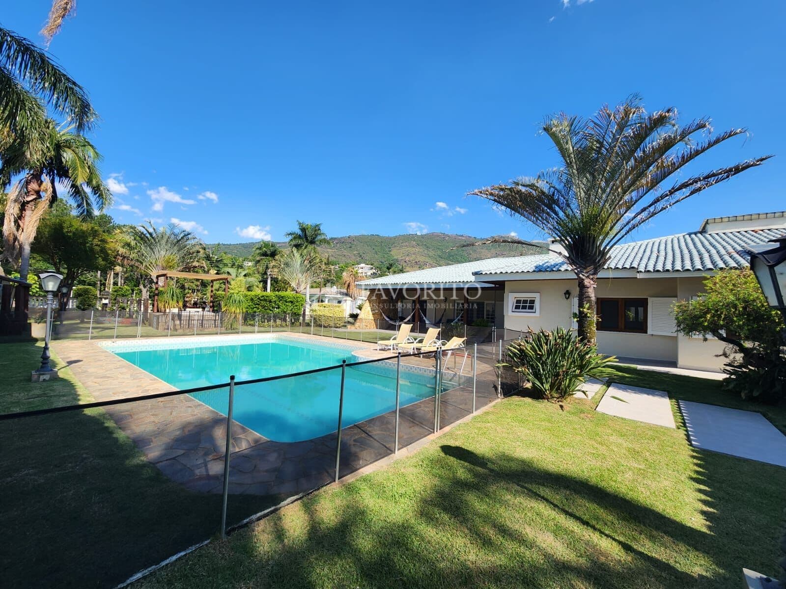 Casa com piscina no Condomínio Flamboyant em Atibaia/SP
