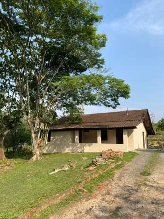 Casa com amplo espaço de terreno
