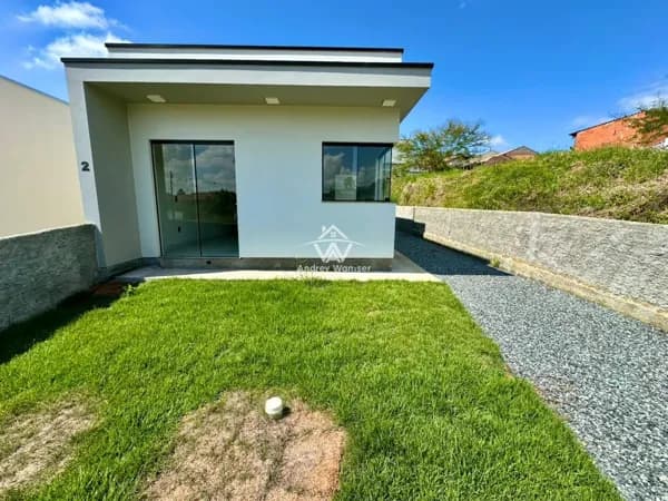 Casa nova com amplo terreno à venda no Bairro Araponguinhas