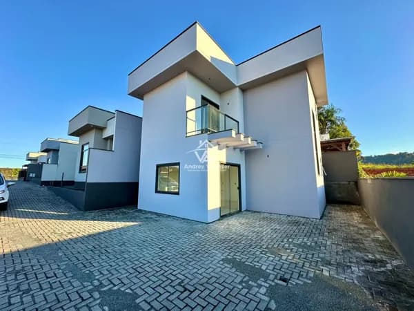 Sobrado novo no Bairro Araponguinhas