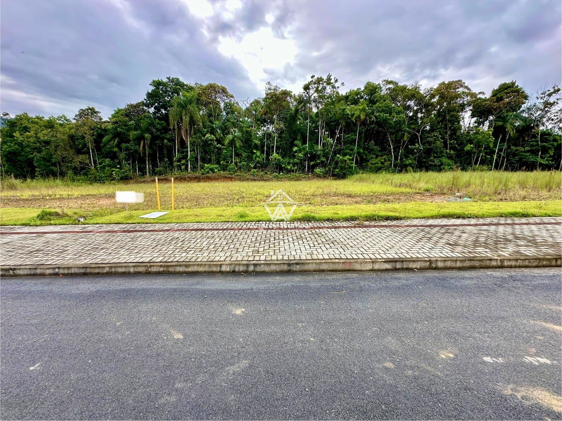 Terreno à venda no Bairro Araponguinhas
