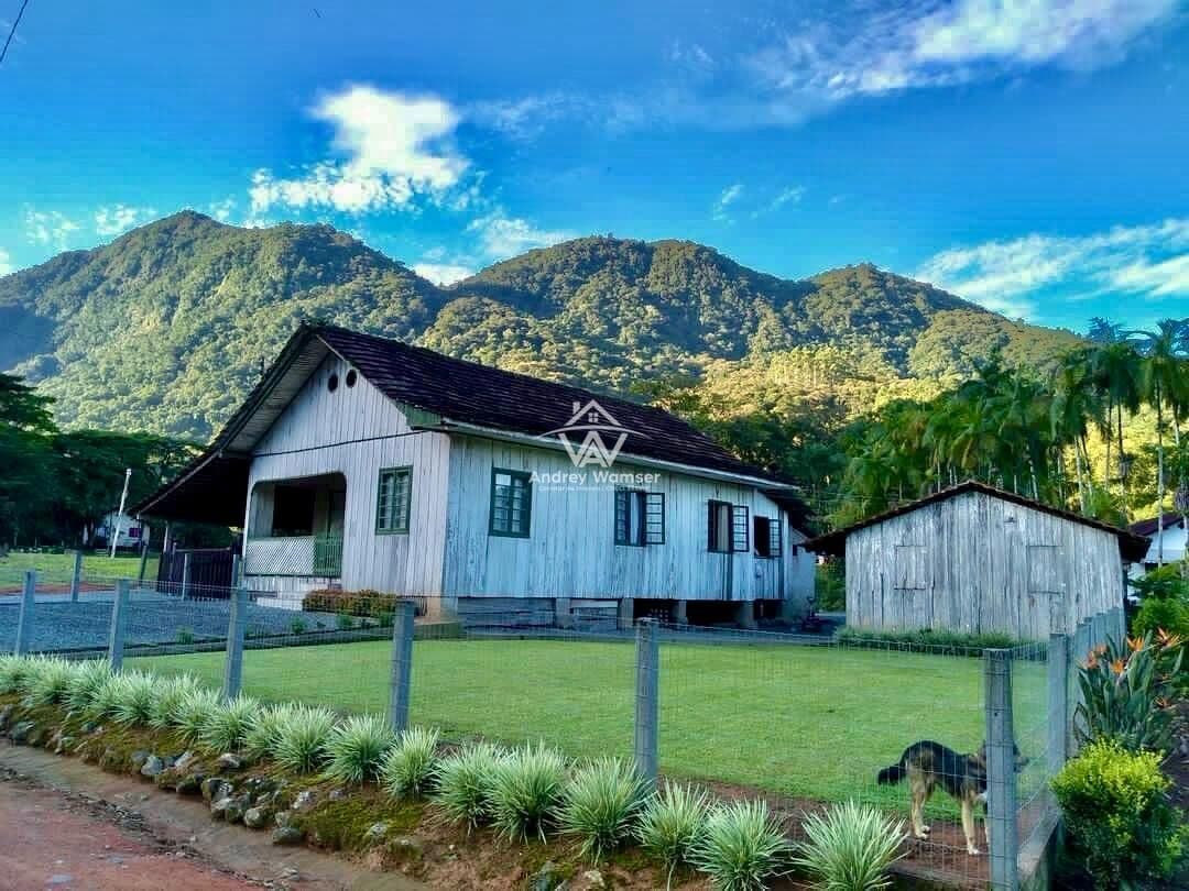 Casa com amplo terreno