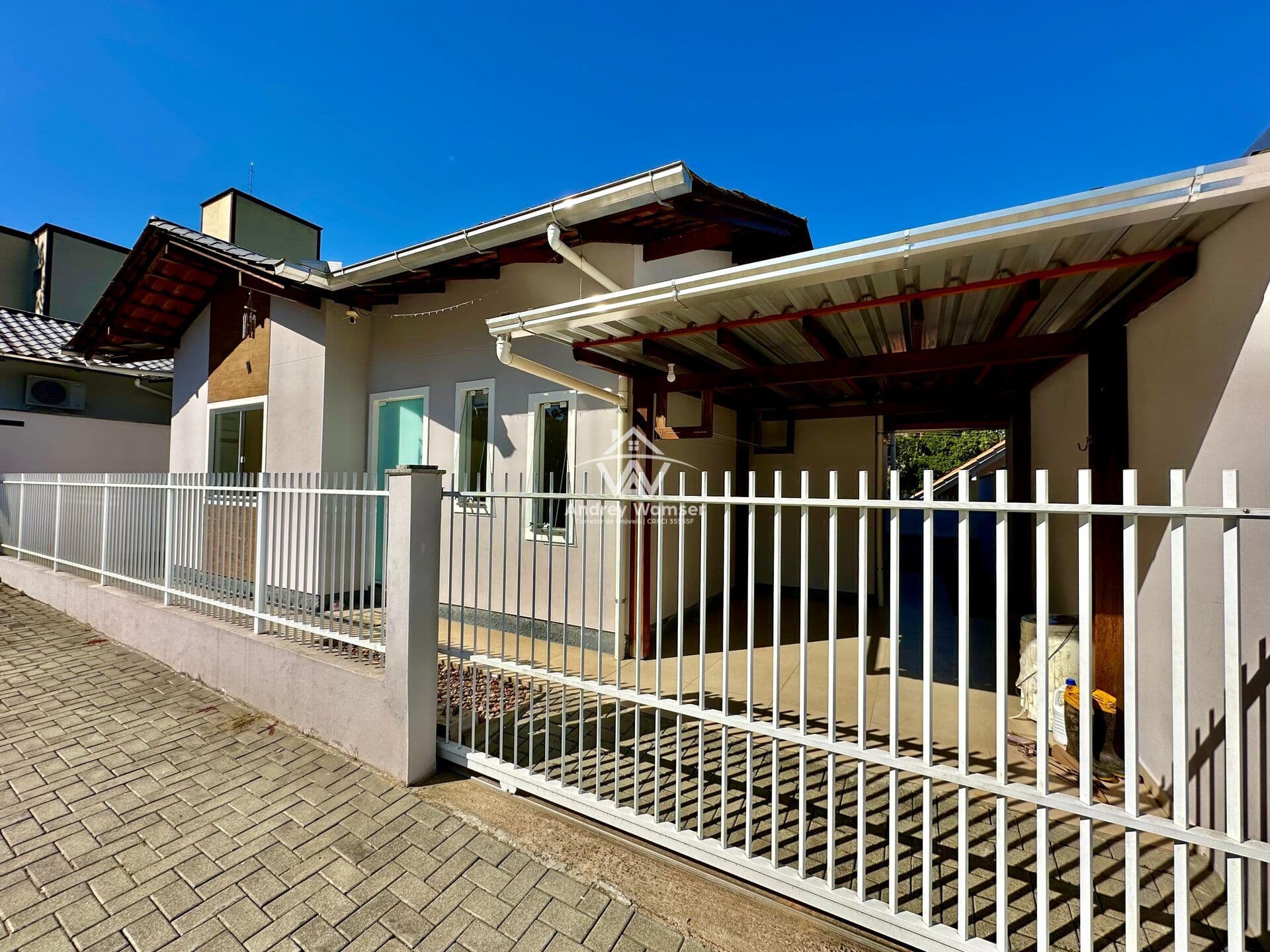 Casa semi mobiliada no Bairro Quintino