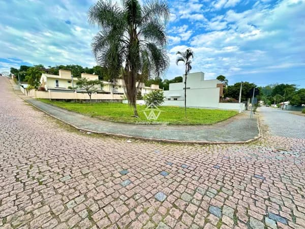 Terreno de esquina em Região central da cidade