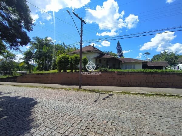 Casa com amplo terreno no Bairro Quintino