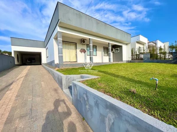 Casa com Piscina no Bairro das Nações