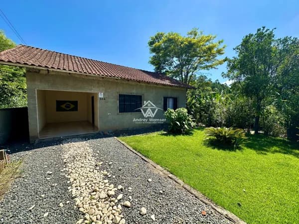 Casa com amplo espaço de terreno à venda no Bairro Araponguinhas