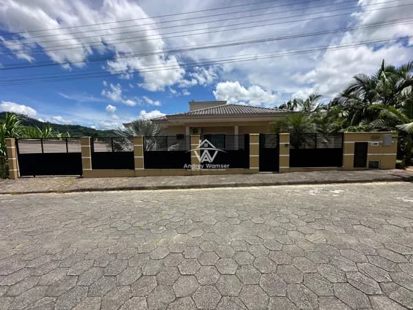 Casa com 6 quartos e Área de Festa com Piscina.