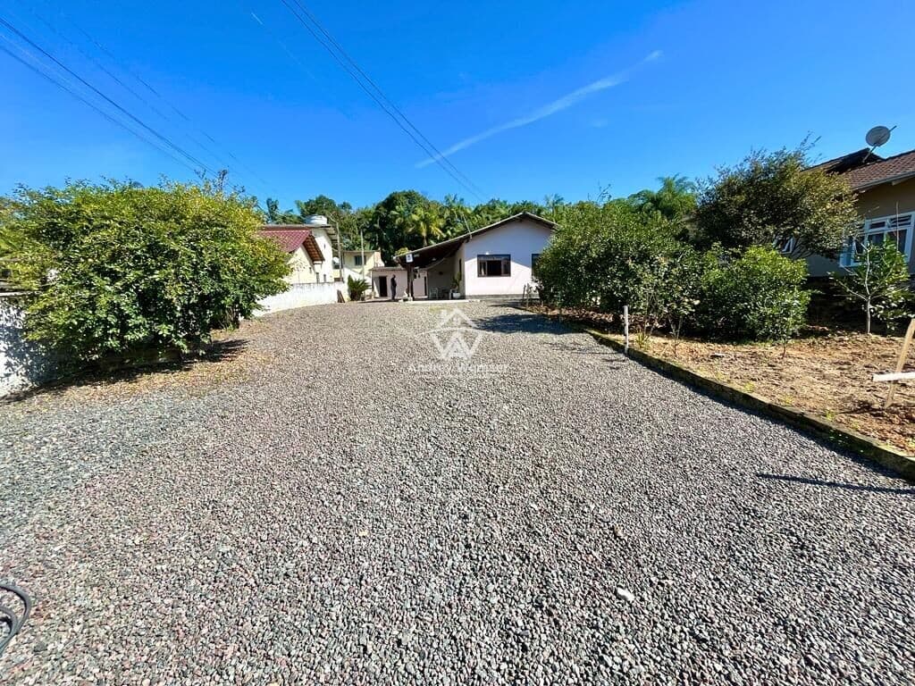 Oportunidade!!! Casa com amplo espaço de terreno.