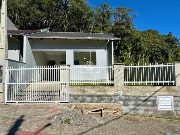 Casa nova no Bairro Araponguinhas