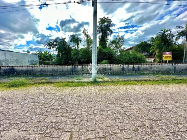Residencial - Comercial no Bairro das Capitais