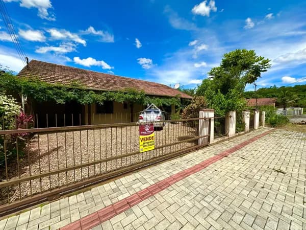 Casa com galpão no Bairro Padre Martinho Stein