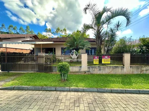 Casa com Edícula no Bairro Araponguinhas