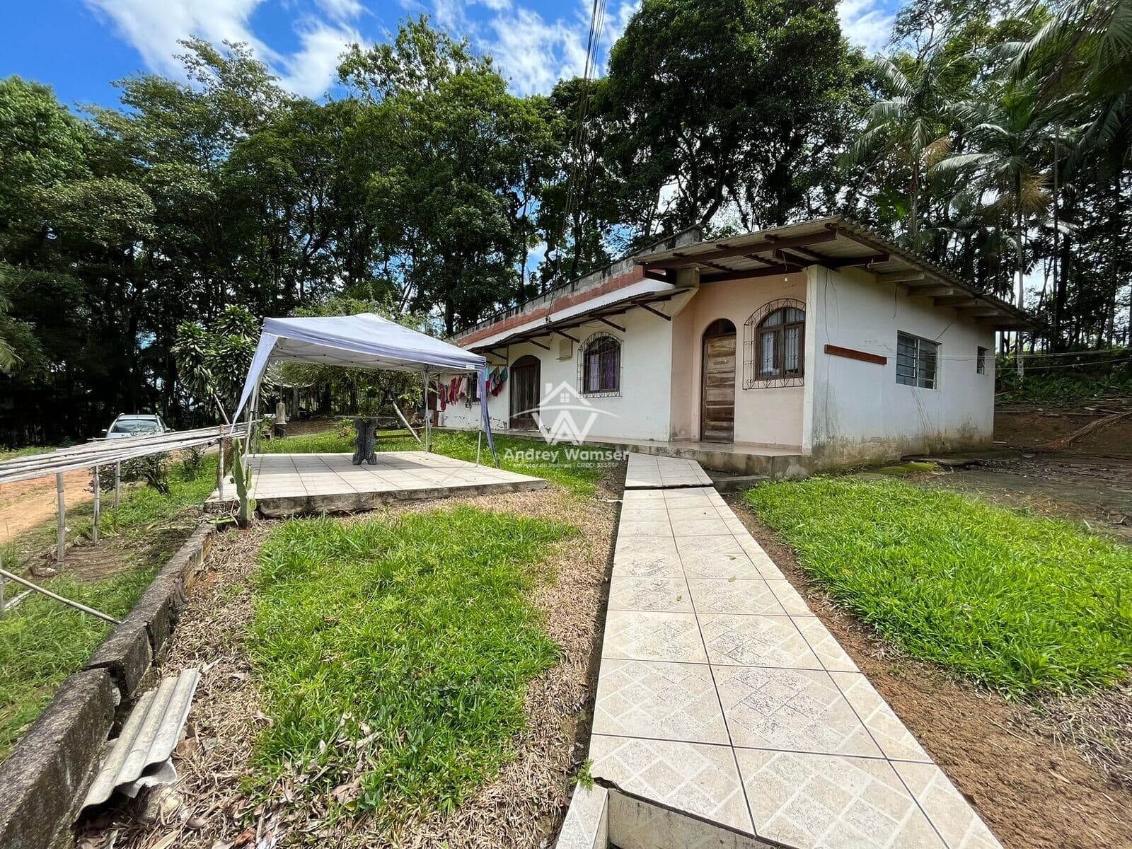 Imóvel com amplo terreno em região central