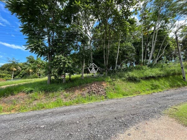Imóvel com amplo terreno em região central
