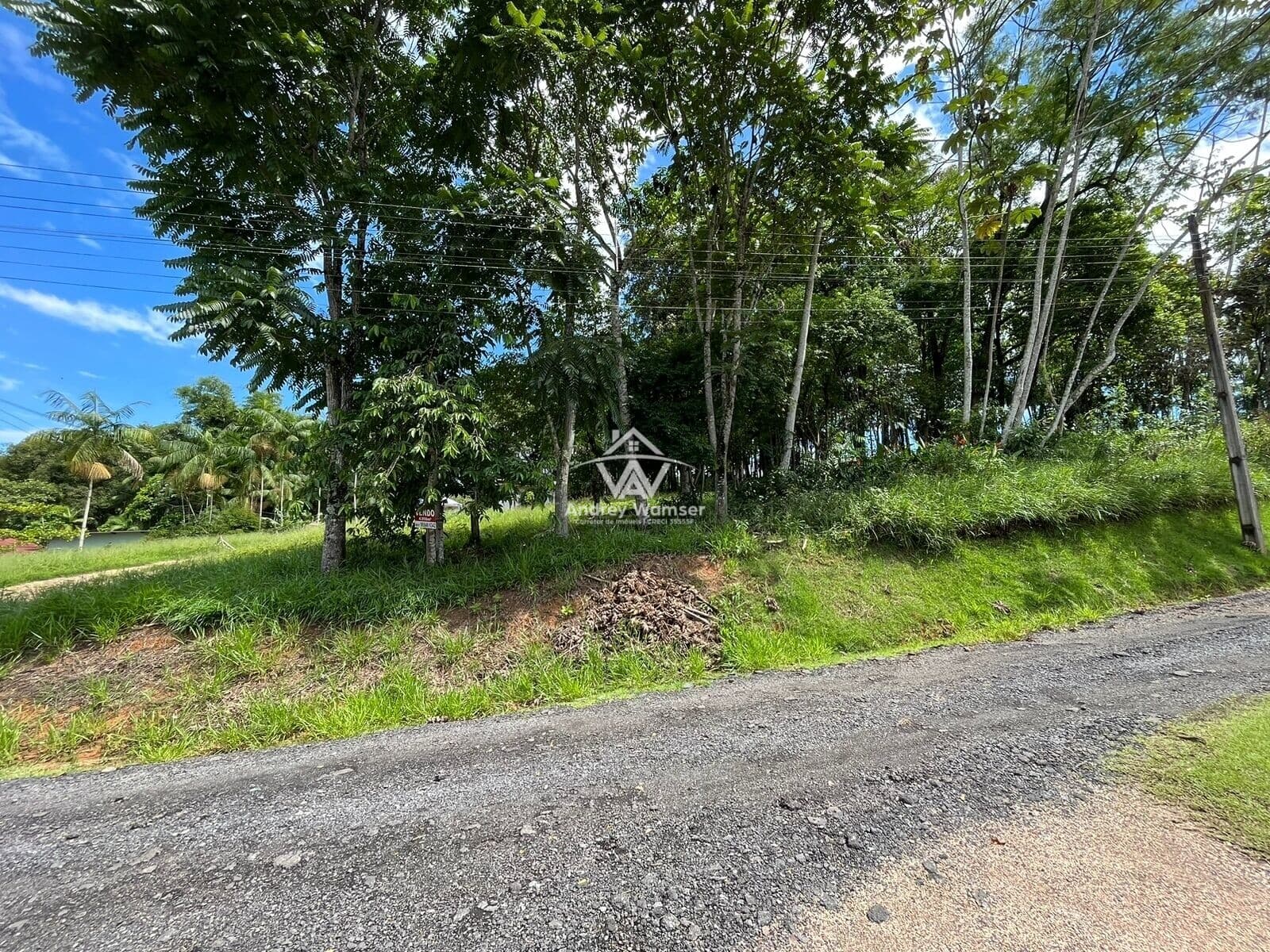 Imóvel com amplo terreno em região central
