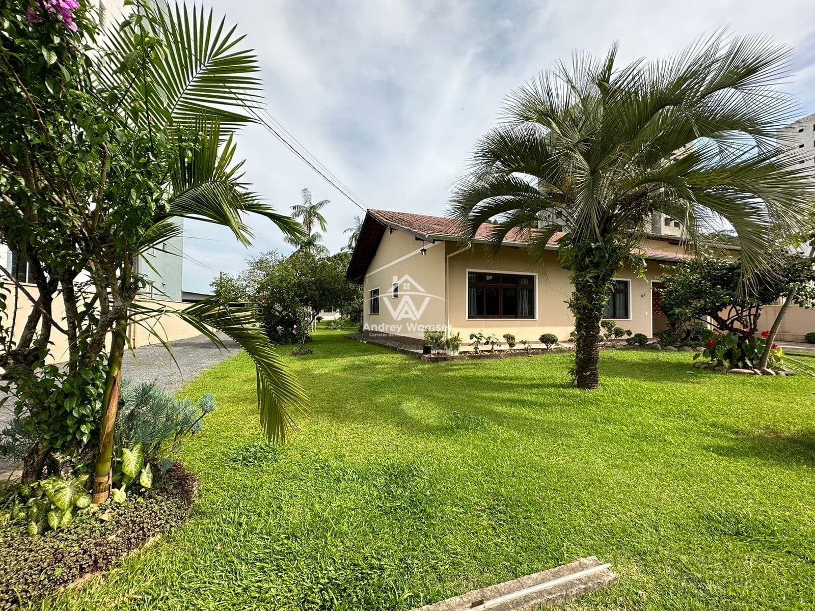 Casa Residencial e Comercial com 4 Quartos e Terreno Amplo com 723,09m²
