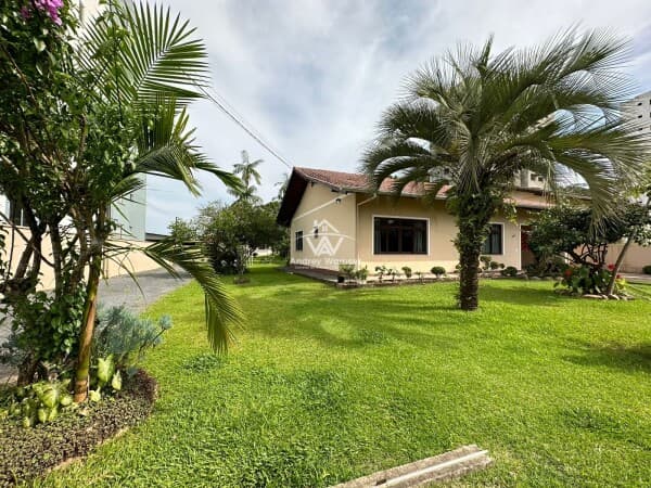 Casa Residencial e Comercial com 4 Quartos e Terreno Amplo com 723,09m²