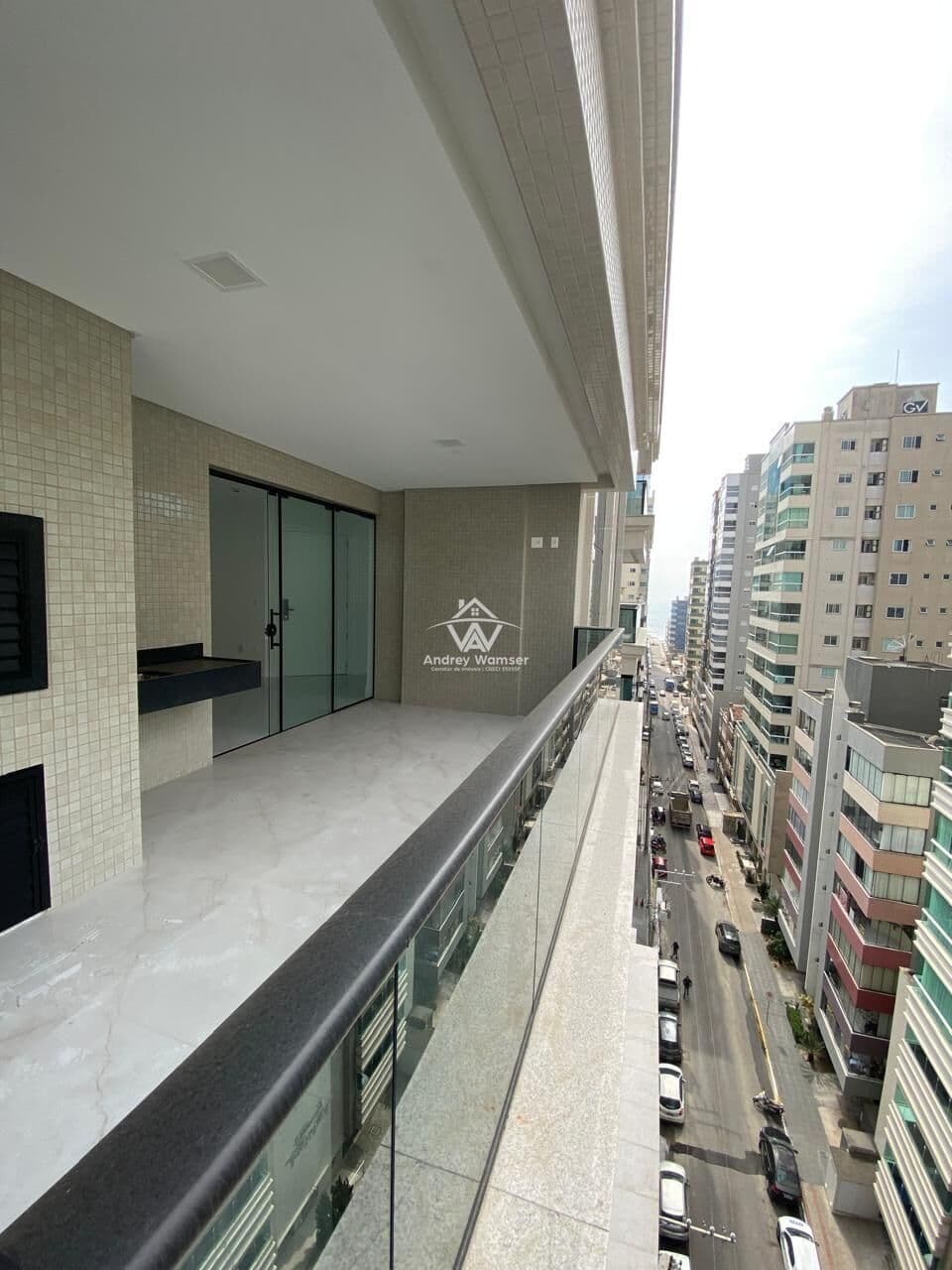 Apartamento com 3 suítes próximo ao mar em Itapema-SC