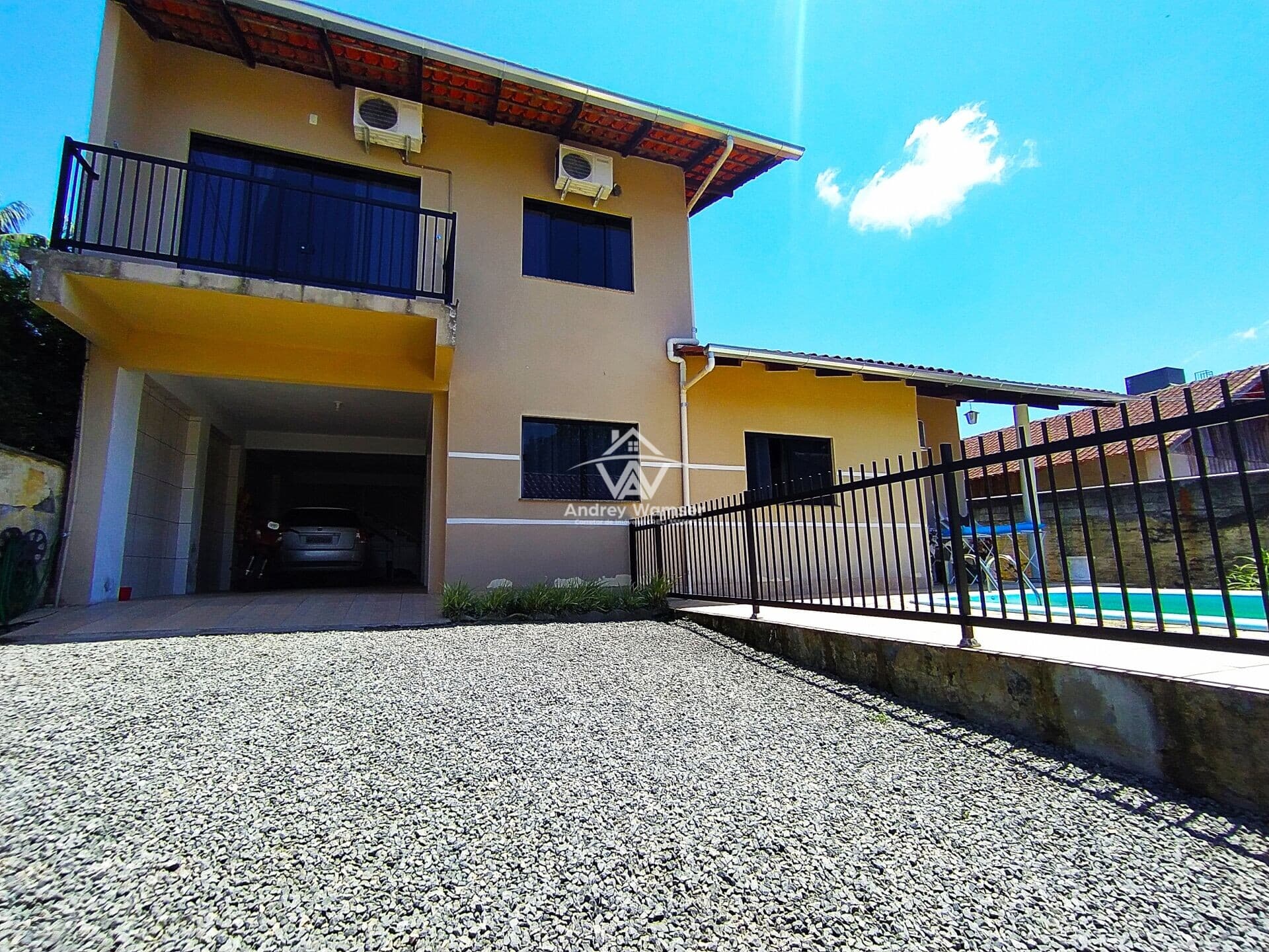 Casa com 3 moradias - Piscina