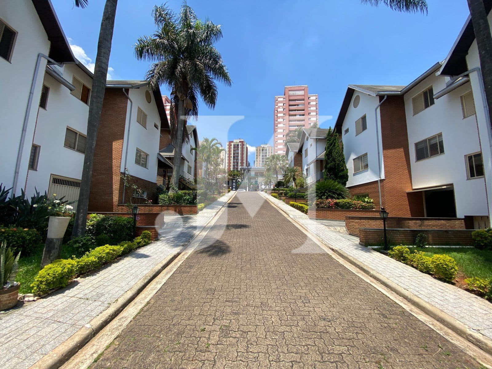 Casa Sobrado em condomínio Alto Padrão de 500m² - Com 4 Suítes e 6 Vagas - Condomínio Granville II. 🏢