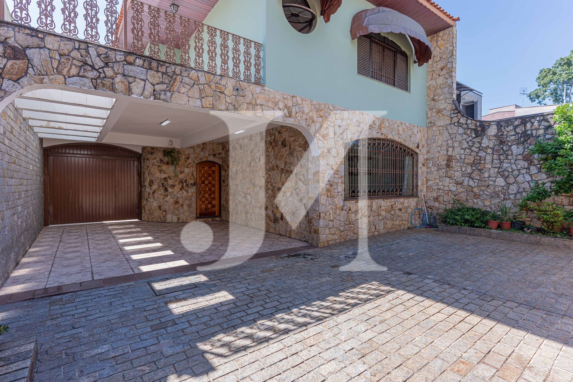 Casa sobrado de Padrão de 406m², 5 Dormitórios sendo 1 Suíte e 8 Vagas na Vila Carrão.