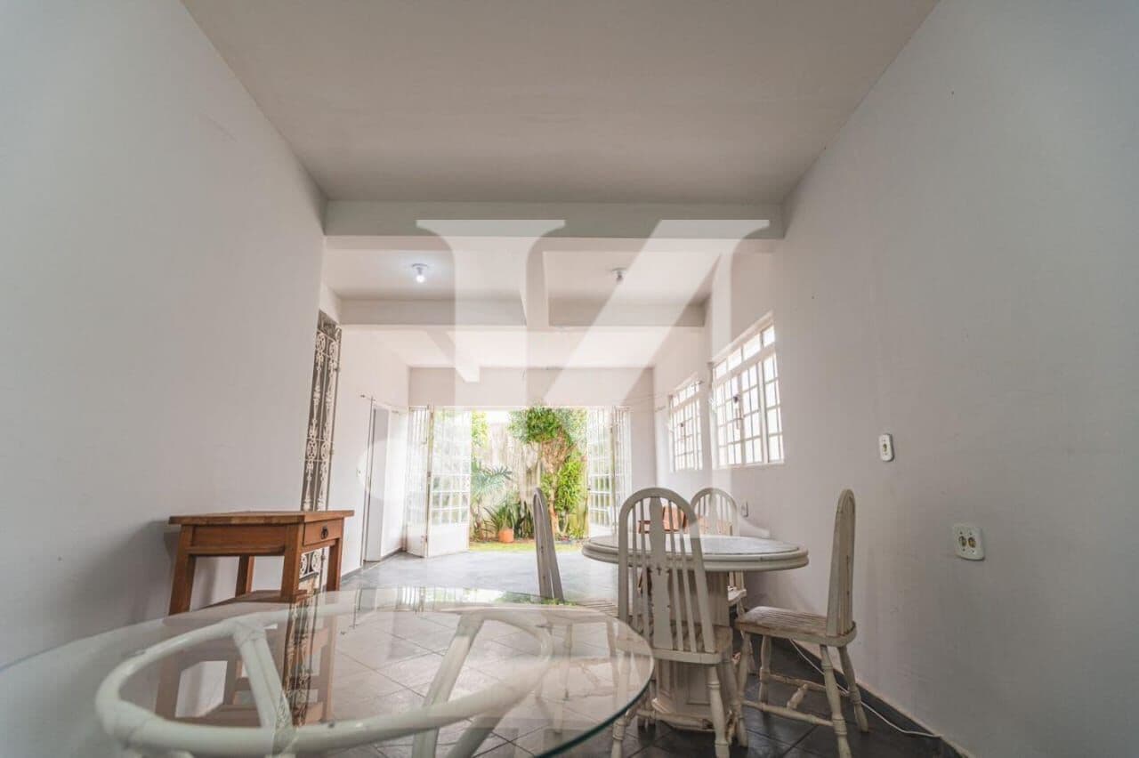 Casa sobrado de 220m², 4 dormitórios, sendo 1 suíte com sacada, área gourmet com 1 banheiro social e 3 vagas - Jardim Textil 🏢