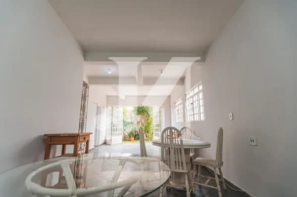 Casa sobrado de 220m², 4 dormitórios, sendo 1 suíte com sacada, área gourmet com 1 banheiro social e 3 vagas - Jardim Textil 🏢