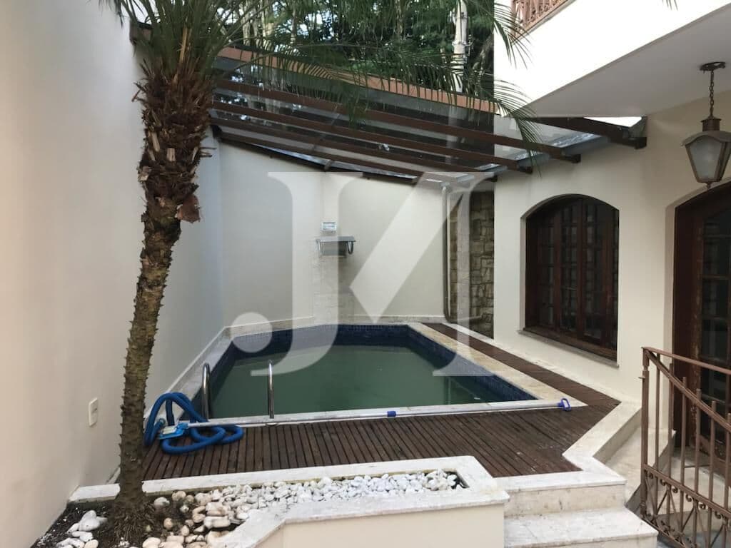 Casa Sobrado Alto Padrão de 364m², 3 Dormitórios com 1 Suíte, Piscina, Sauna e 6 Vagas de Garagem 🏢