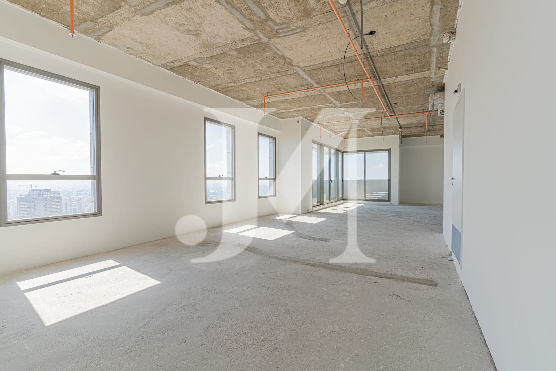 Sala comercial de 250m² com 3 banheiros e estacionamento no Condomínio Platina220