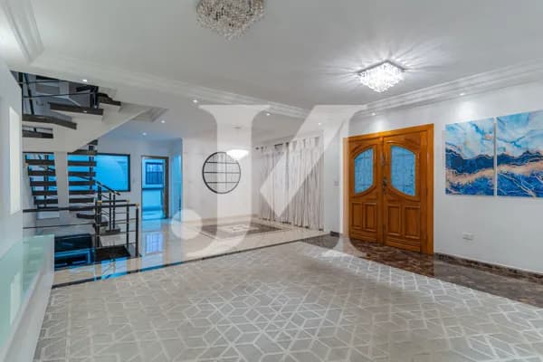 Casa Sobrado de 350m², 03 Suítes e 06 Vagas na Vila Carrão.