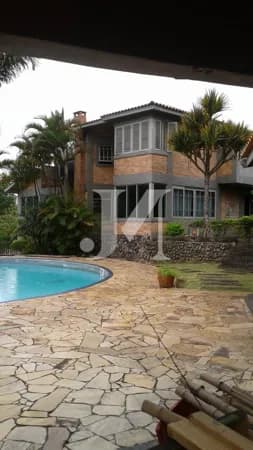 Casa em Condomínio Fechado com 1900m² - Imóvel de 750 m², 4 Dormitórios sendo 2 Suítes e 4 vagas de Garagem a venda no Condomínio Refúgio dos Pinheiros 🏢