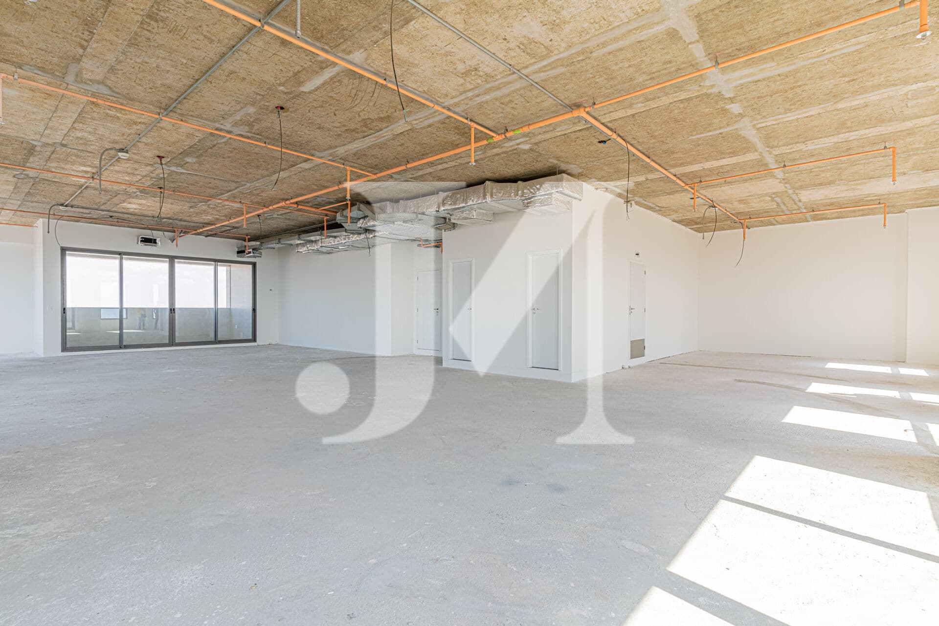 Sala comercial de 250m² com 3 banheiros e estacionamento no Condomínio Platina220 🏢