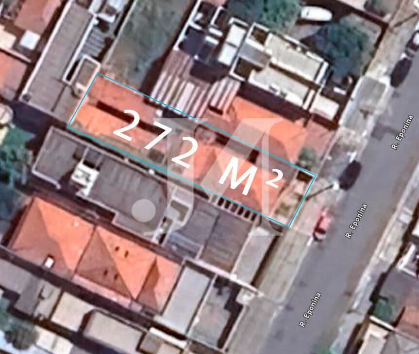 Terreno de 272m², 3 casas antigas no imóvel.