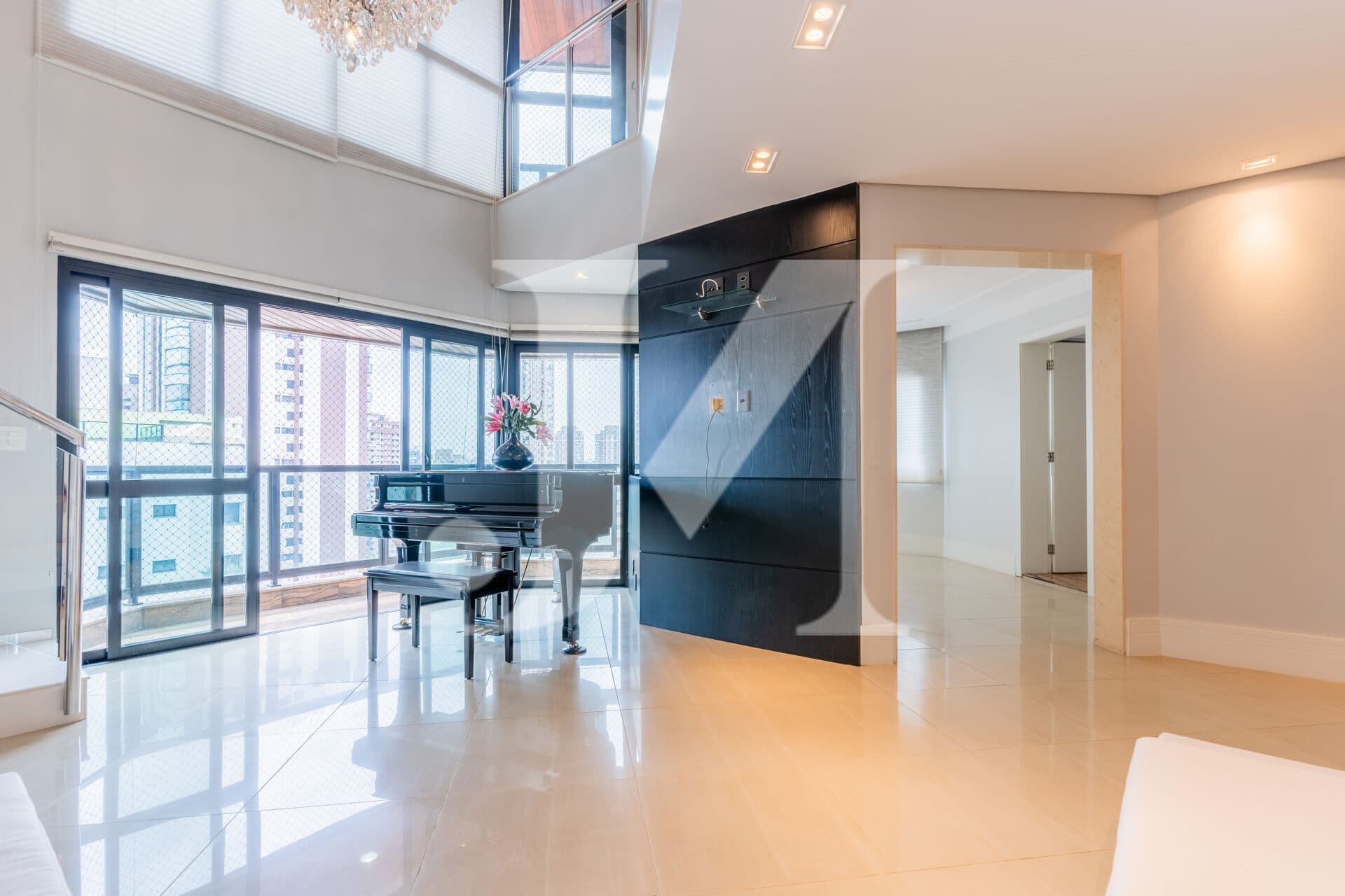 Apartamento Cobertura de 395m², 4 Dormitórios sendo 3 Suítes, com dependência de empregada e 4 vagas no Condomínio Edifício Itamaracá 🏢