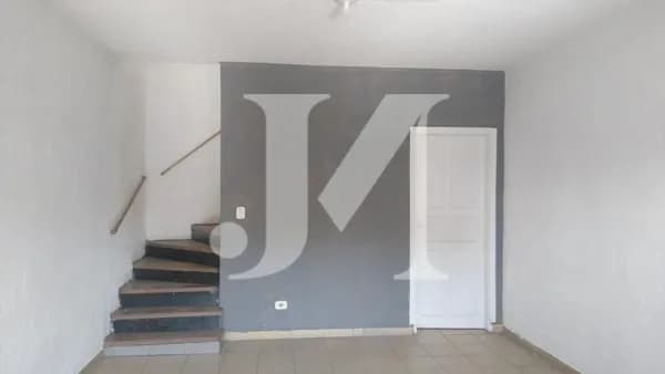 Casa sobrado de 160m², Sobrado com 5 salas, copa, 3 banheiros. Garagem para um carro que pode ser transformada em loja. no Tatuapé.
