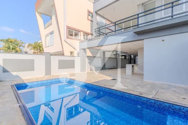Casa Sobrado em Condomínio Fechado de 300m², 5 Dormitórios sendo 4 Suítes e 6 Vagas no Condomínio Aruã.