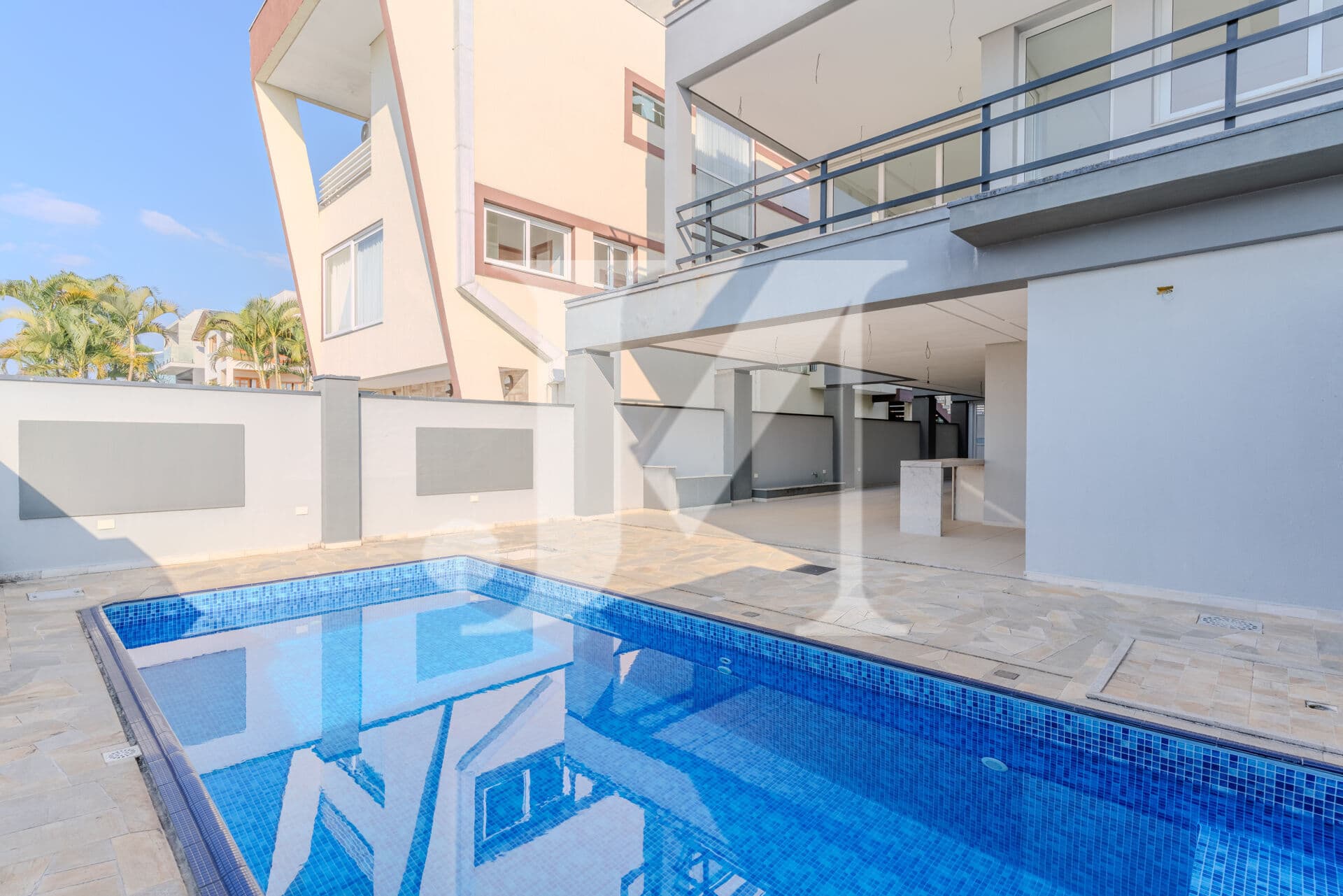 Casa Sobrado em Condomínio Fechado de 300m², 5 Dormitórios sendo 4 Suítes e 6 Vagas no Condomínio Aruã.