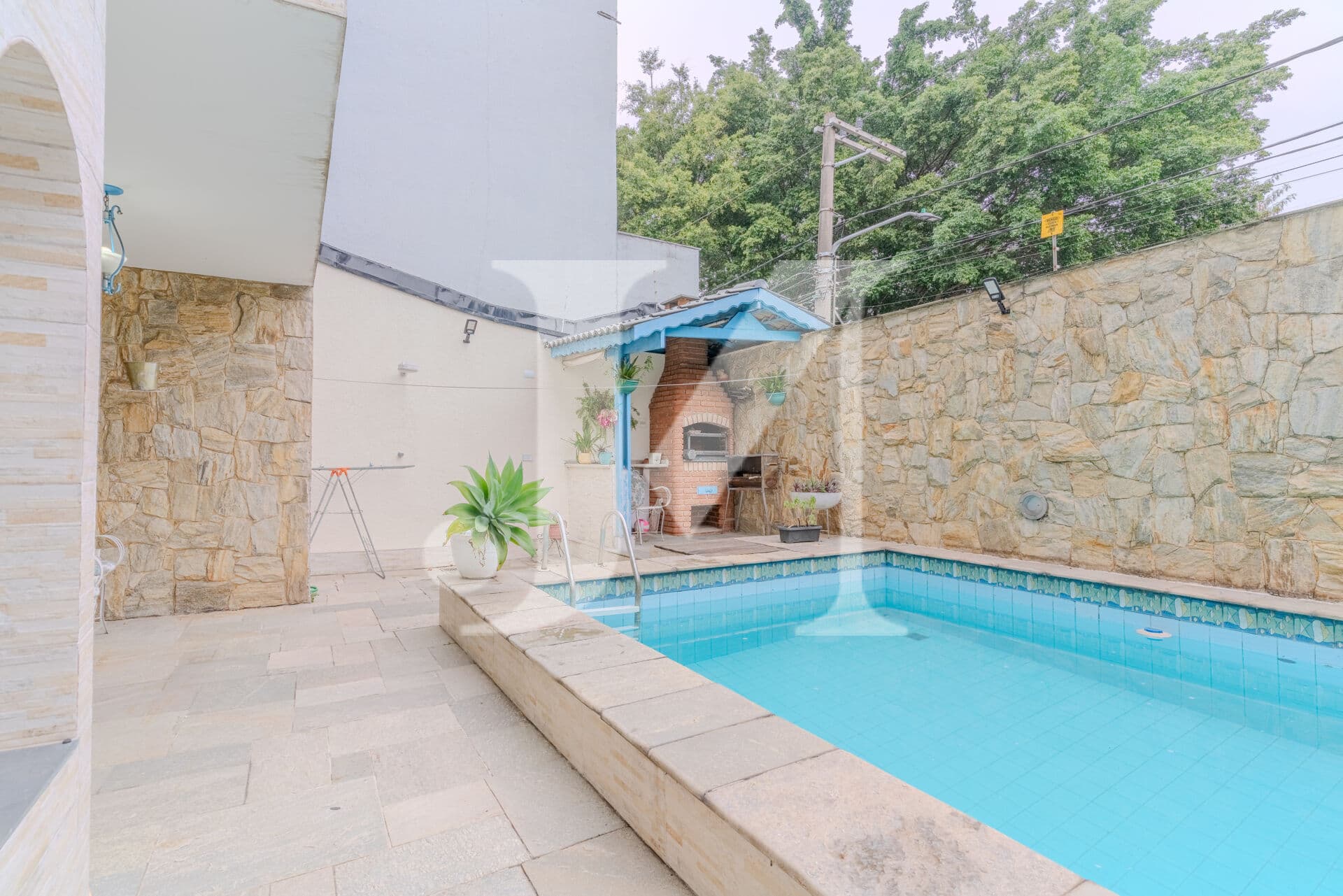 Casa Sobrado de 300m², 4 Dormitórios com 1 Suíte e 4 Vagas no Jardim Textil.🏢