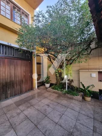 Casa sobrado de 300m², 5 Dormitórios, sendo 3 Suítes, 5 Vagas no Bairro do Tatuapé.