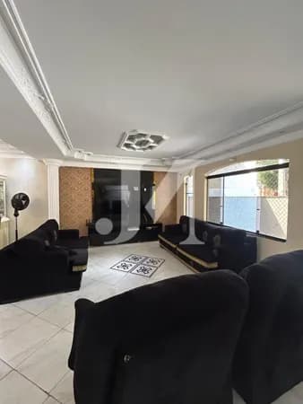 Casa Padrão de 250m², 4 Dormitórios, sendo 4 Suítes, 1 piscina e 6 Vagas na Vila Matilde 🏢