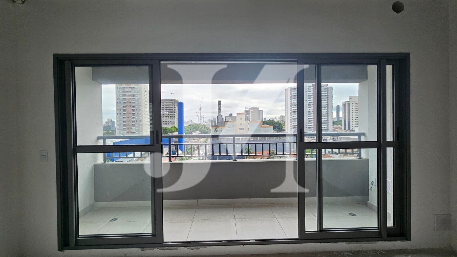 Sala Ponto Comercial de 40m², 1 Banheiro e Sacada, 1 Vaga de Garagem no Condomínio Parque Dialogo - Office 🏢