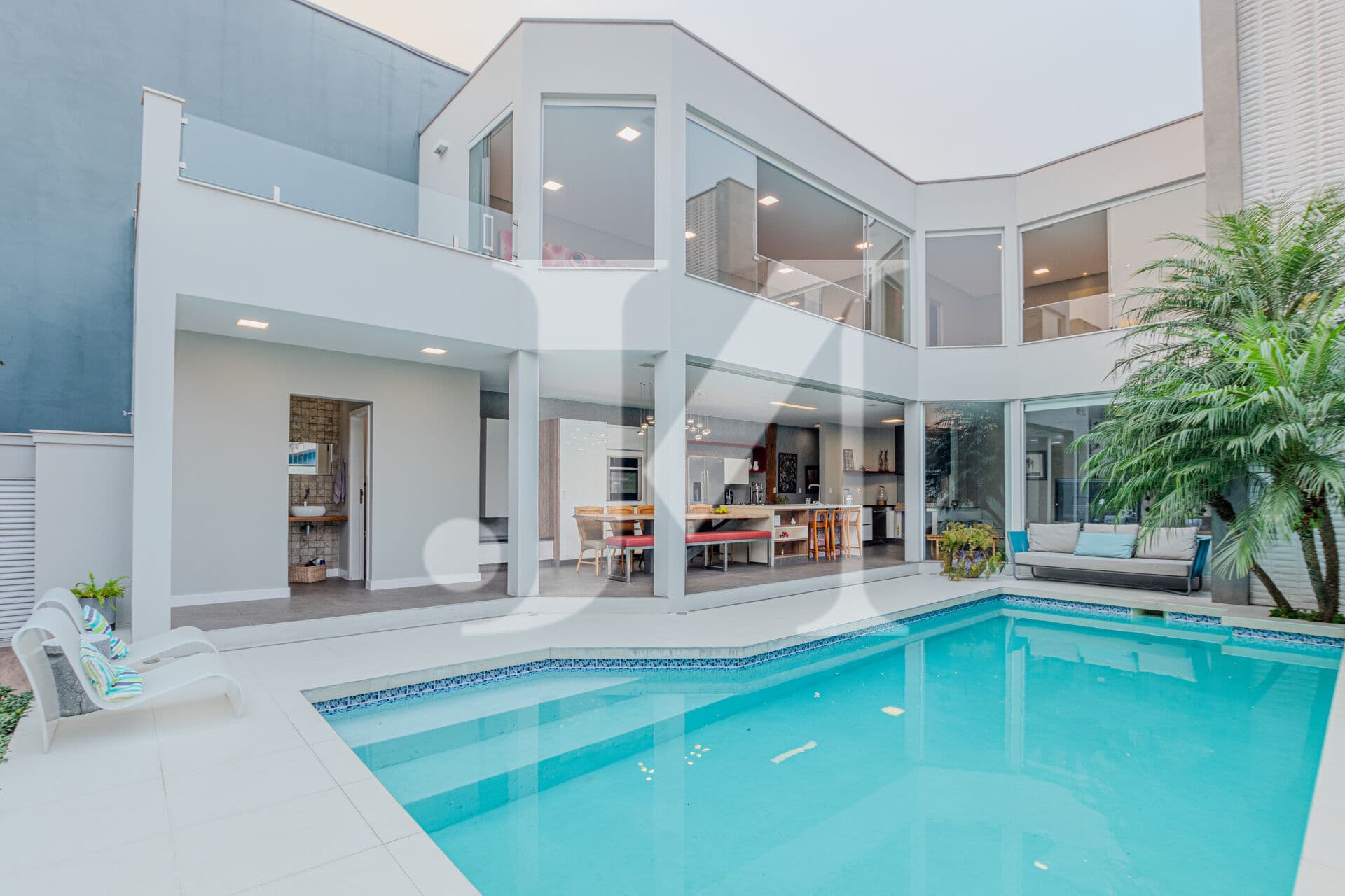 Casa sobrado de Alto Padrão de 600m², 4 Dormitórios sendo 2 Suítes e 3 Vagas na Vila Carrão.