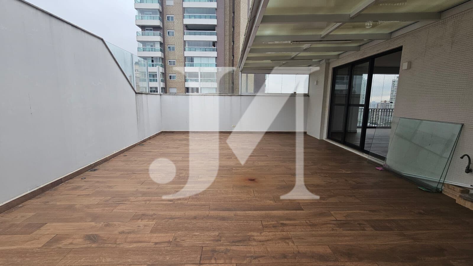 Apartamento Cobertura Duplex de 241m² com 3 Dormitórios, 1 suíte e 3 vagas - Condomínio Edifício Pamplona 🏢