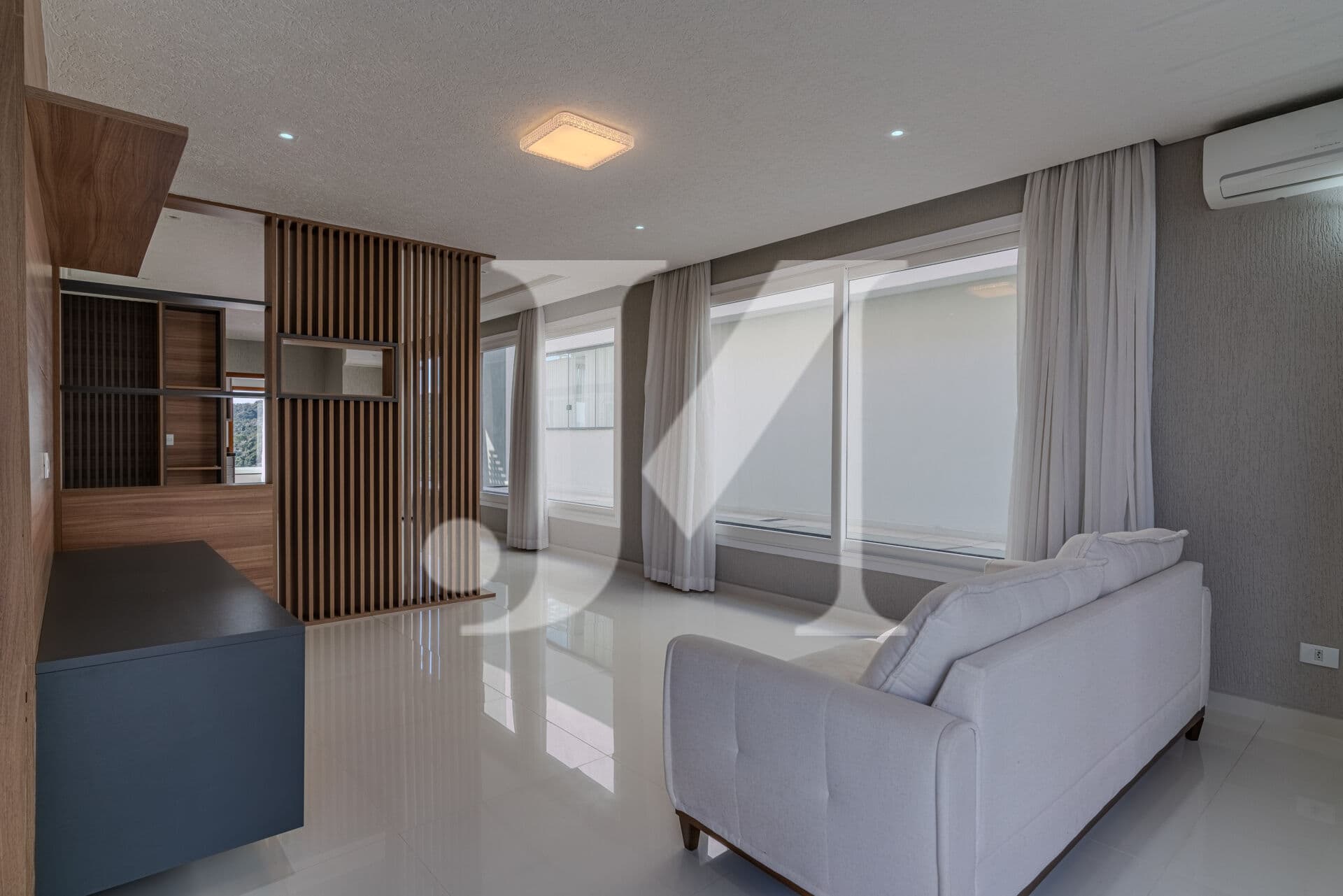 Casa Sobrado em Condomínio Fechado de 400m², 5 Dormitórios sendo 4 Suítes e 6 Vagas no Condomínio Aruã.