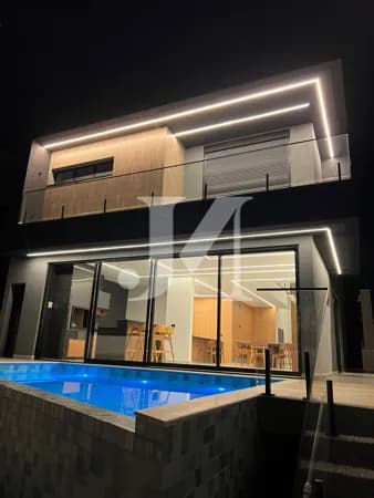 Casa em condomínio fechado de 350m², com 3 Suítes(Sendo 1 suíte com Closet e sacada) e 2 Vagas no Condomínio Aruã Brisas.