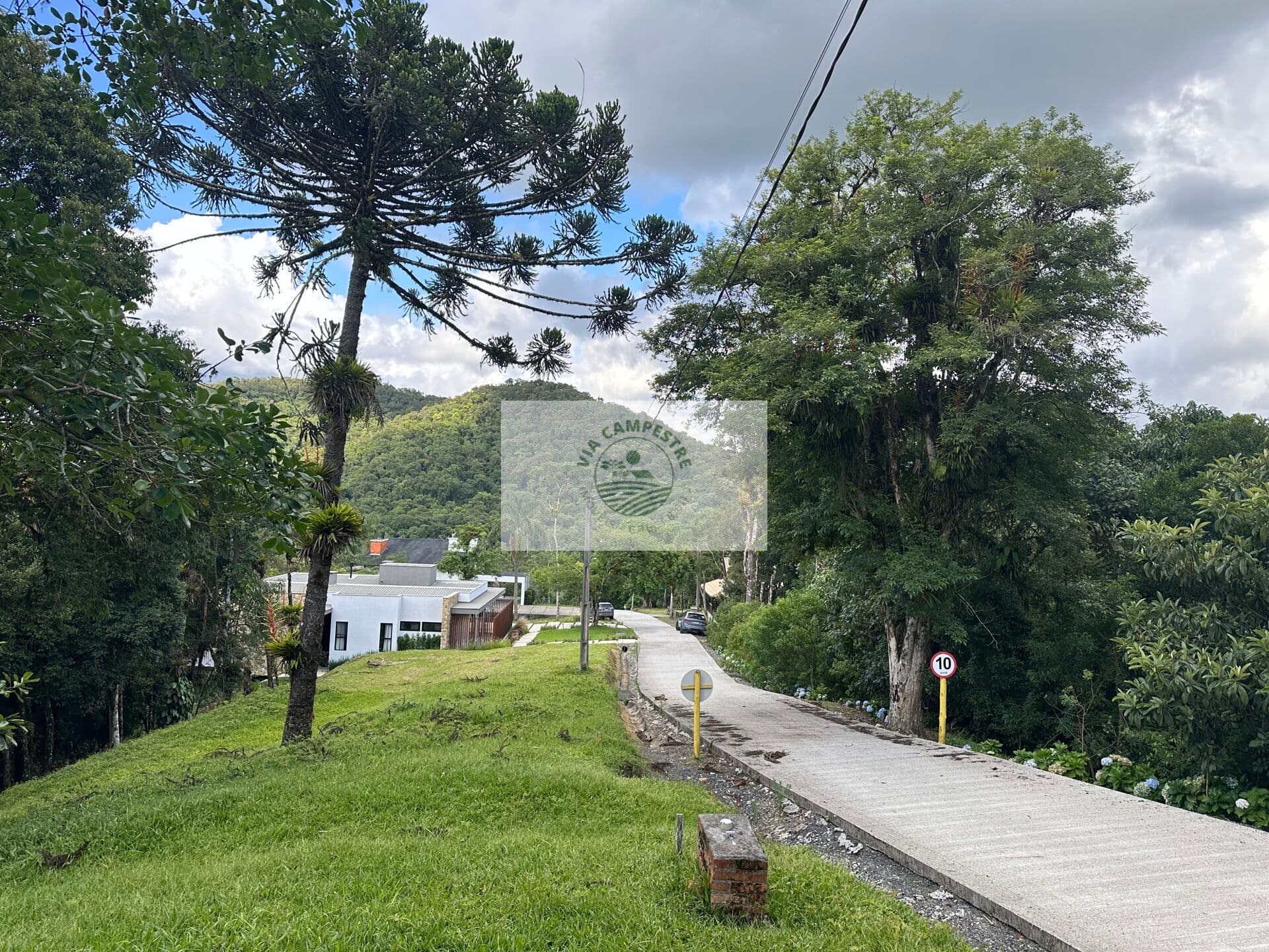 Terreno em Condomínio fechado na subida da serra de Campo Alegre, ainda em Joinville, com 1.000 m², aceita permuta