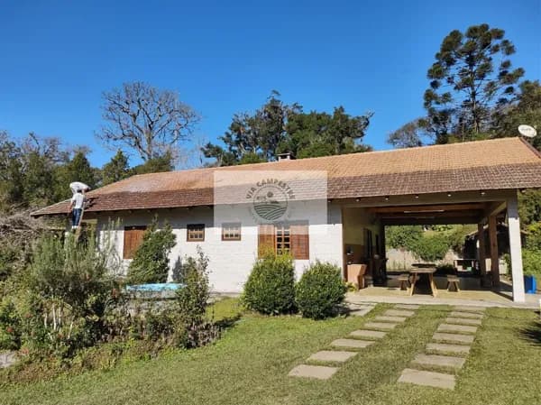 Casa de campo com 4 suites, amplo terreno de 10.800 m², poucos metros do asfalto