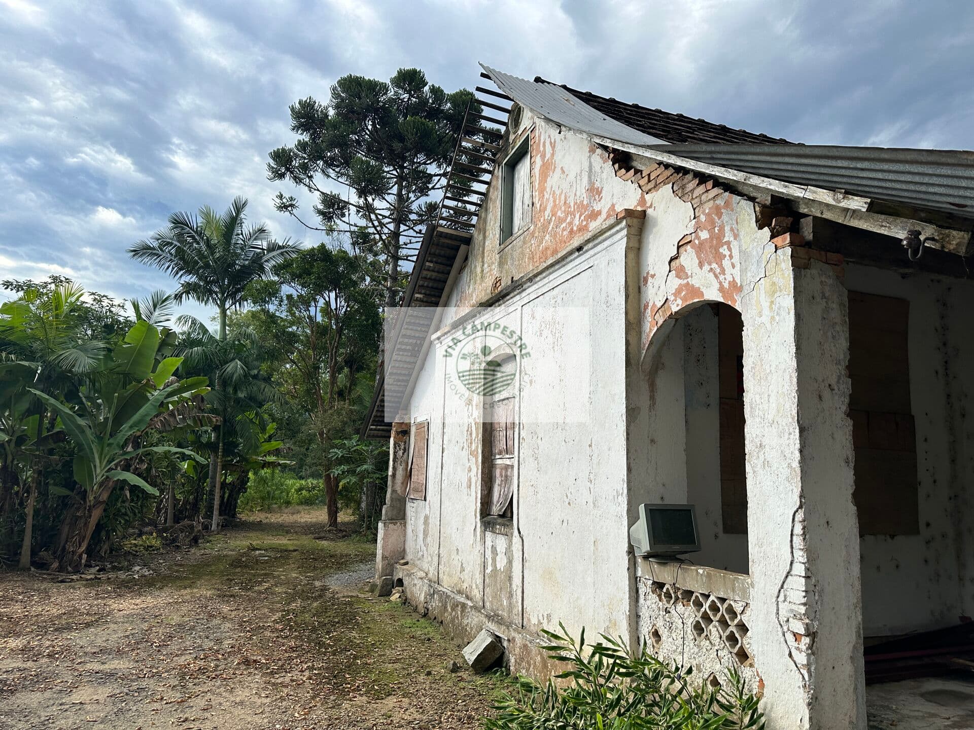 Sítio com 37.866 m², frente para o asfalto, com rio passando dentro, na Estrada Palmeiras
